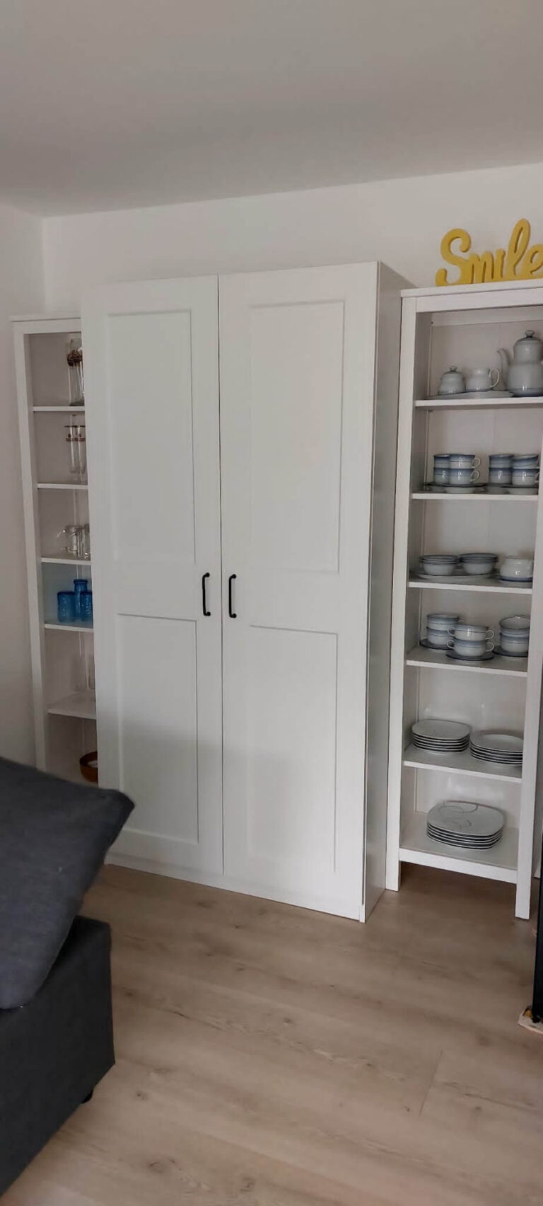 Schrank im Wohnzimmer der Ferienwohnung